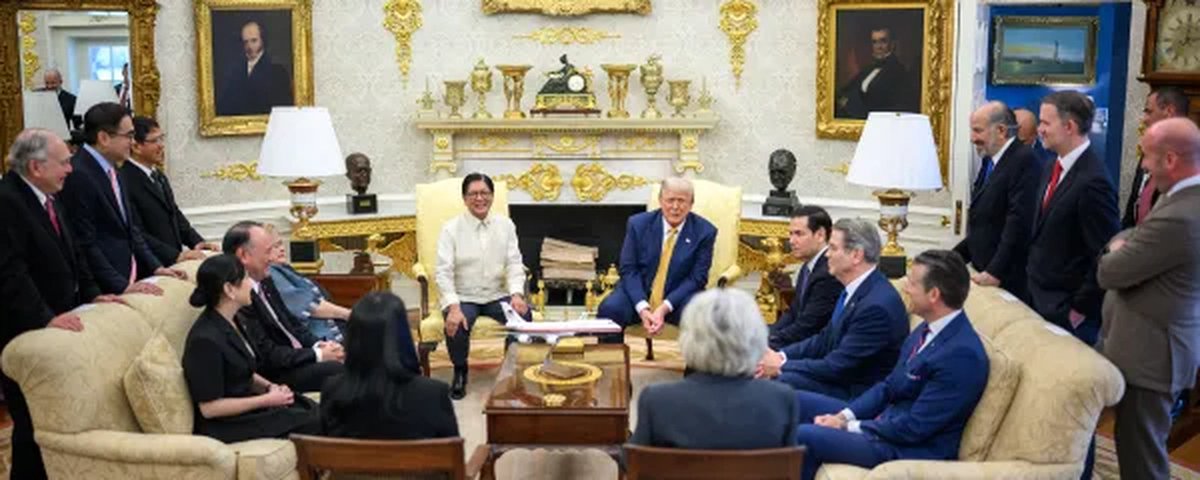Full bilateral meeting in the Oval Office between President Trump and President Marcos Jr., July 22, 2025. Eighteen officials present including Treasury Secretary Scott Bessent. Official White House photo by Daniel Torok.